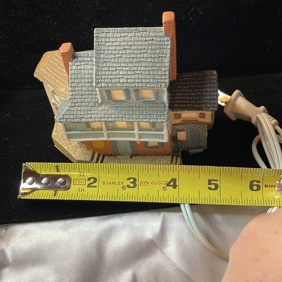 Avon (1989) Vintage “Early American Light Up Village Collection- Town Square” - Picture 7 of 9